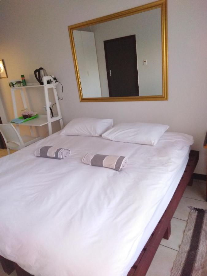 Xenia Bed & Breakfast Windhoek Bagian luar foto